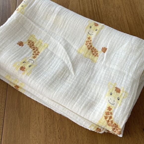 BUNDLE OF 3 PCS BABY BATH TOWEL AND 2 LARGE SWADDLING BLANKETS. - Picture 3 of 5